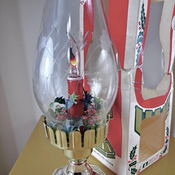 Vintage Electric Christmas Hurricane Lamp With Etched Glass Shade Holly & Berry - Picture 2 of 11